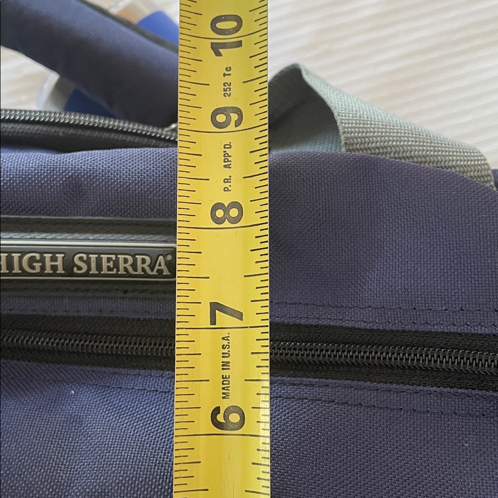 High Sierra Duffel Bag - great pockets and construction - Picture 8 of 10
